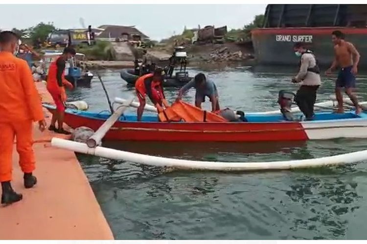 Jenazah korban saat dievakuasi ke Dermaga Pasir, Pelabuhan Benoa, Denpasar, Bali pada Jumat (20/5/2022). /Dok. Humas Basarnas Bali