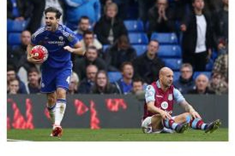 Gelandang Chelsea Cesc Fabregas melakukan selebrasi setelah bek Aston Villa, Alan Hutton, melakukan gol bunuh diri pada laga Premier League di Stamford Bridge, Sabtu (17/10/2015).