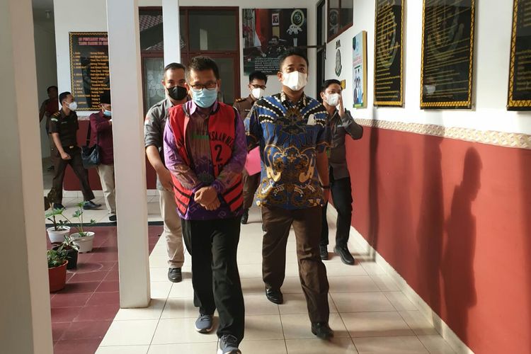 PAN (55) Kepala BPBD Kota Metro, Lampung saat ditahan Kejari Kota Metro. PAN diduga melakukan korupsi rehabilitasi Pasar Cenderawasih. (FOTO: Dok. Kejati Lampung).