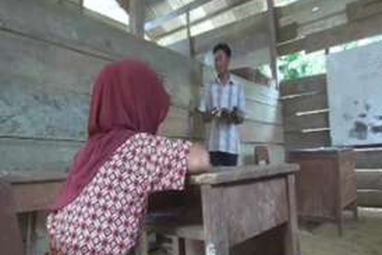 Beginilah situasi proses belajar mengajar di SDN Wirabuana, Mamuju Utara, Sulawesi Barat. Kondisi sekolah yang dibangun secara swadaya masyarakat pada 2005 ini sangat memprihatinkan. Atap berlubang dan lantai tanah membuah para siswa tak nyaman belajar terutama di saat hujan turun.