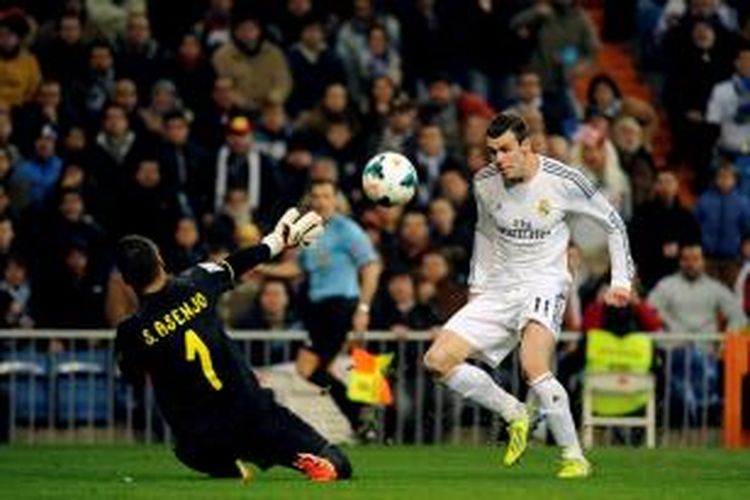 Gelandang Real Madrid, Gareth Bale, mencetak gol ke gawang Villarreal saat kedua tim bertemu dalam lanjutan Liga BBVA di Stadion Santiago Bernabeu, Sabtu atau Minggu (9/2/2014) dini hari WIB. 