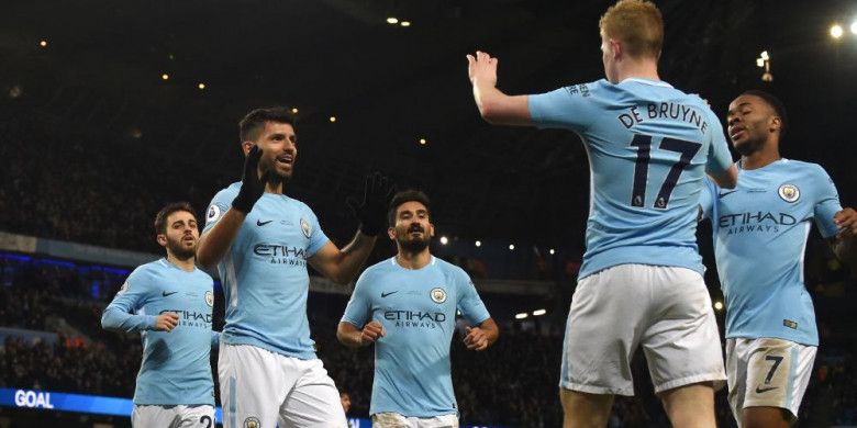 Striker Manchester City, Sergio Aguero, merayakan gol ke gawang Leicester City bersama Kevin de Bruyne dan para pemain lain pada laga Liga Inggris di Stadion Etihad, Manchester, Sabtu (10/2/2018).