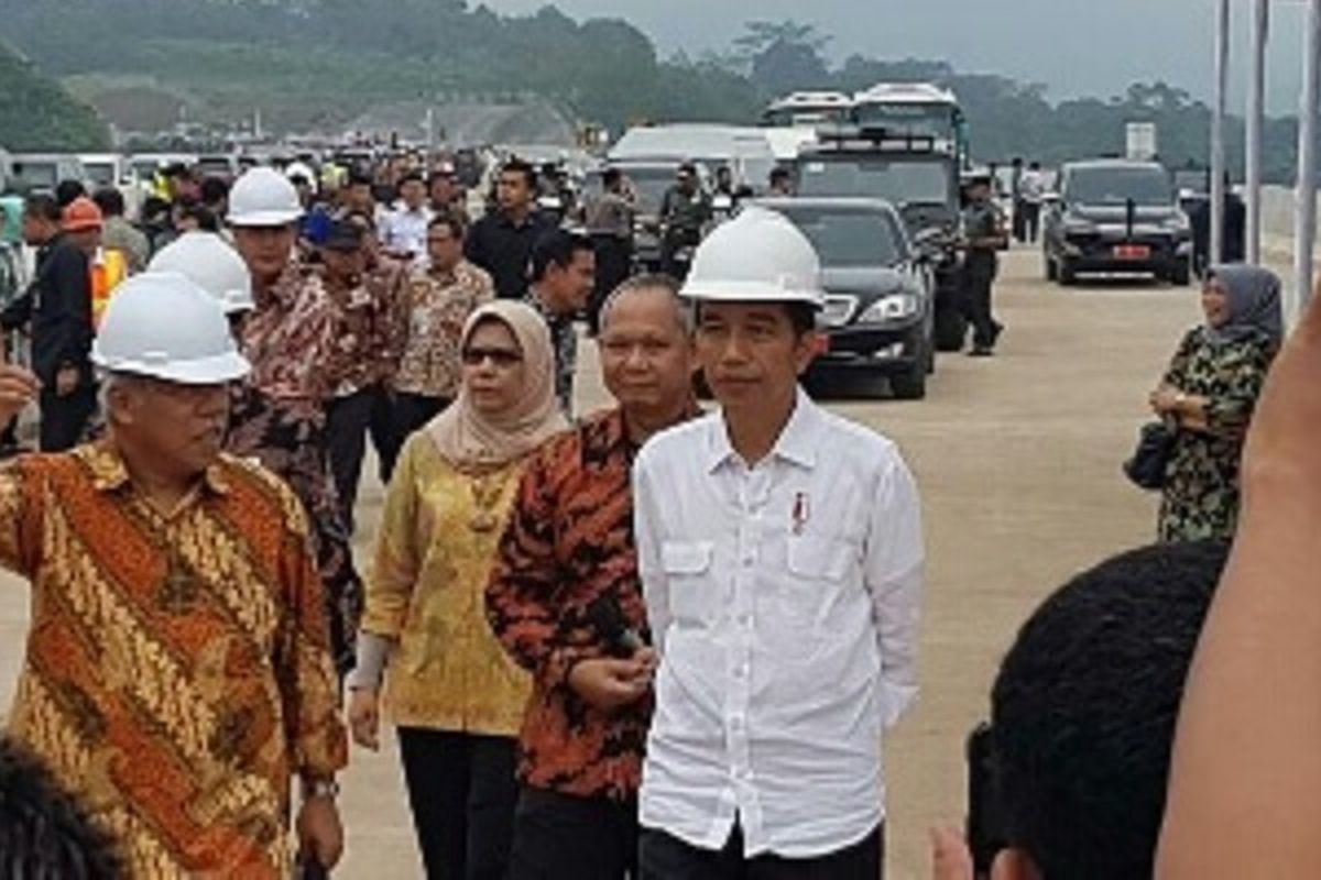 Presiden Joko Widodo didampingi Menteri PUPR Basuki Hadimuljono meninjau Jalan Tol Semarang-Solo ruas BAwen-Salatiga, Sabtu (8/4/2017).