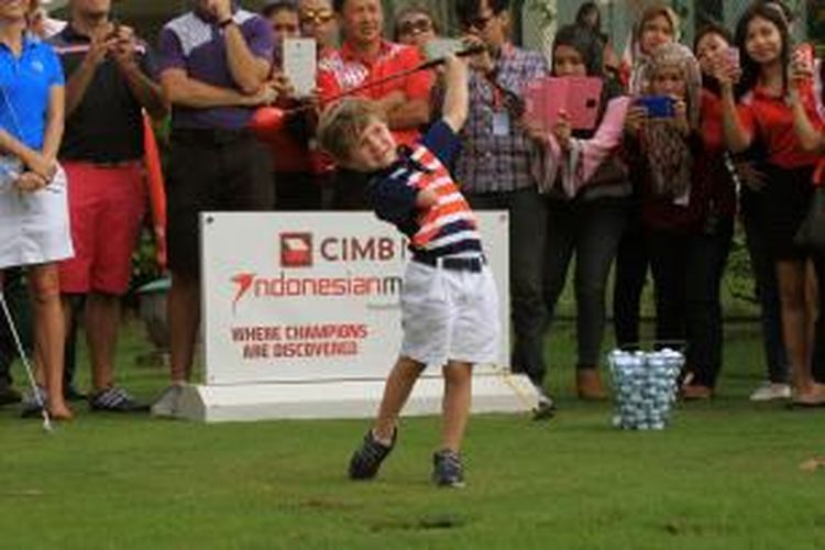 Pegolf cilik dari Amerika Serikat, Tommy Morrissey melakukan friendly driving challenge saat turnamen CIMB Niaga Indonesian Masters di Royale Jakarta Golf Club, Jakarta, Rabu (22/4/2015). Morrissey yang berusia empat tahun dan terlahir tanpa tangan kanan ini merebut hati warga Amerika Serikat saat menantang pemain dunia seperti Tiger Woods dan Bubba Watson untuk bermain melawannya.