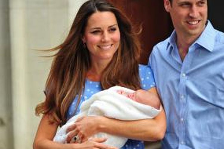 Pangeran William (kanan) dan istrinya Kate Middleton (kiri) yang menggendong bayi kerajaan di urutan ketiga pewaris tahta Inggris, meninggalkan rumah sakit St Mary, Selasa (23/7/2013) petang waktu setempat. Tampilan pertama 