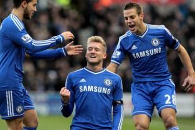 Gelandang serang Chelsea, Andre Schuerrle (tengah), merayakan gol ke gawang Stoke City pada laga Premier League di Stadion Britannia, Stoke, Sabtu (7/12/2013).