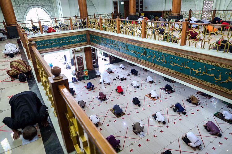 Umat Muslim menunaikan shalat Jumat di Masjid Agung Al-Barkah, Kota Bekasi, Jawa Barat, Jumat, (29/5/2020). Kota Bekasi menjajaki hidup normal baru atau new normal dengan mengizinkan warganya kembali menggelar shalat Jumat di masjid di 50 kelurahan zona hijau atau bebas Covid-19 pada Jumat (29/5/2020). Shalat Jumat digelar dengan protokol ketat pencegahan Covid-19 dan hanya diikuti terbatas oleh warga yang bermukim di sekitar masjid.