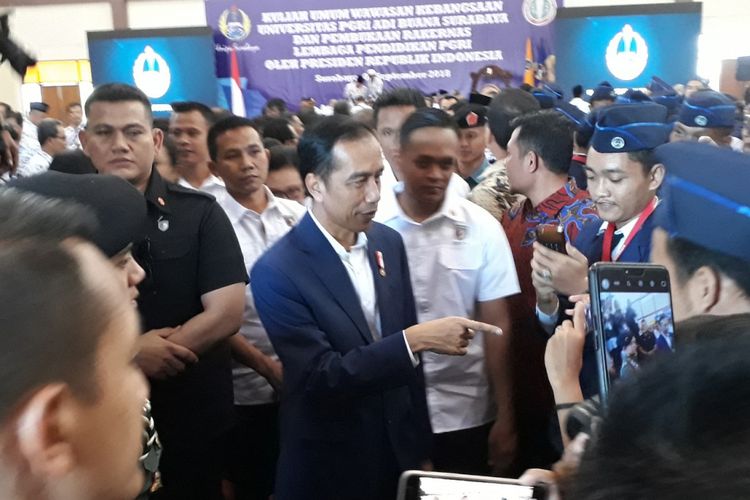 Presiden Jokowi di acara Rakernas Lembaga Pendidikan PGRI di Kampus Universitas PGRI Adi Buana Surabaya, Kamis (6/9/2018)