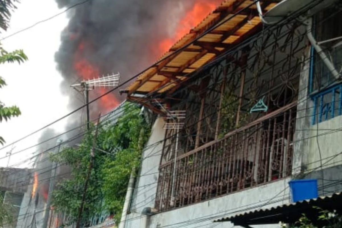 Kebakaran di Indekos di Daerah Tambora pada Rabu (28/10/2020). Api diduga disebabkan oleh konsleting listrik