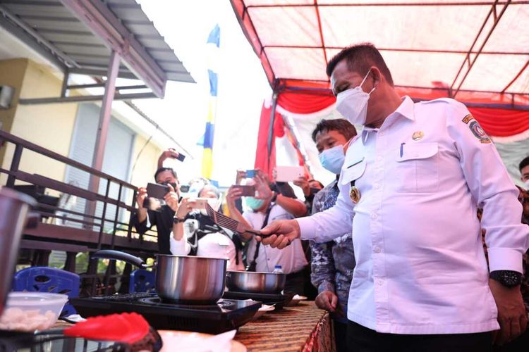 Gubernur Kepri, Ansar Ahmad mencoba langsung penggunaan kompor induksi pada peresmian Kampung Kompor Induksi, di Kelurahan Baran Barat, Kecamatan Meral, Kabupaten Karimun, Kepri, Rabu (27/10/2021).