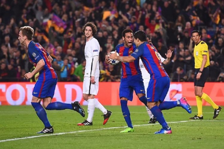 Neymar tampak gembira seusai Luis Suarez membawa Barcelona unggul atas Paris Saint-Germain pada pertandingan Liga Champions di Stadion Camp Nou, Rabu (8/3/2017). 