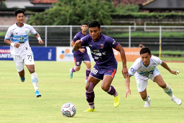 Pemain Persela Lamongan mengejar pemain Persita Tangerang Irsyad Maulana yang Sedang menggiring bola pada pertandingan pekan 19 Liga 1 2021-2022 yang berakhir dengan skor 3-0 di Stadion I Gusti Ngurah Rai Denpasar, Bali, Selasa (11/1/2021) sore.