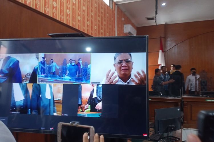 Pengadilan Negeri (PN) Bale Bandung menjatuhkan vonis bebas kepada Mantan Ketua DPRD Jawa Barat Irfan Suryanagara beserta istrinya Endang Kusumawaty yang sebelumnya didakwa atas perkara tindak pidana penipuan dan penggelapan.