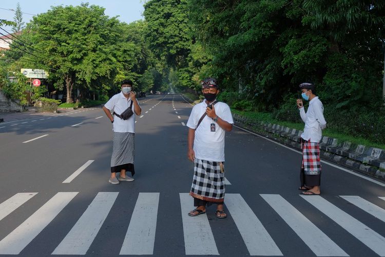 Pecalang atau petugas pengamanan desa adat di Bali memantau situasi jalan raya saat Hari Raya Nyepi Tahun Baru Saka 1944 di wilayah Desa Sumerta Kelod, Denpasar, Bali, Kamis (3/3/2022). 