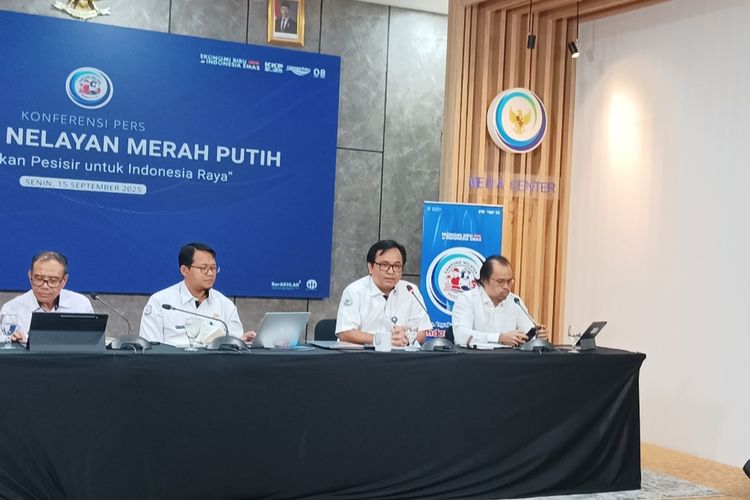 Ketua Pembangunan Kampung Nelayan Merah Putih sekaligus Staf Ahli Menteri Kelautan dan Perikanan Trian Yunanda dalam konferensi pers di Kantor KKP, Jakarta, Senin (15/9/2025).
