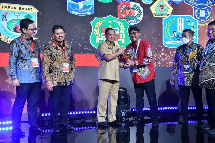 Bupati Sumenep Achmad Fauzi menerima penghargaan Universal Health Coverage (UHC) dalam acara Universal Health Coverage (UHC) Award 2023 di Balai Sudirman, Jakarta, Selasa (14/3/2023). 