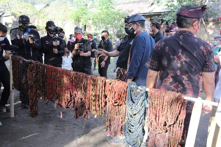 Menteri Pariwisata dan Ekonomi Kreatif Sandiaga Uno saat mengunjungi Desa Wisata Tenganan Pegringsingan di Bali, Jumat (24/9/2021).