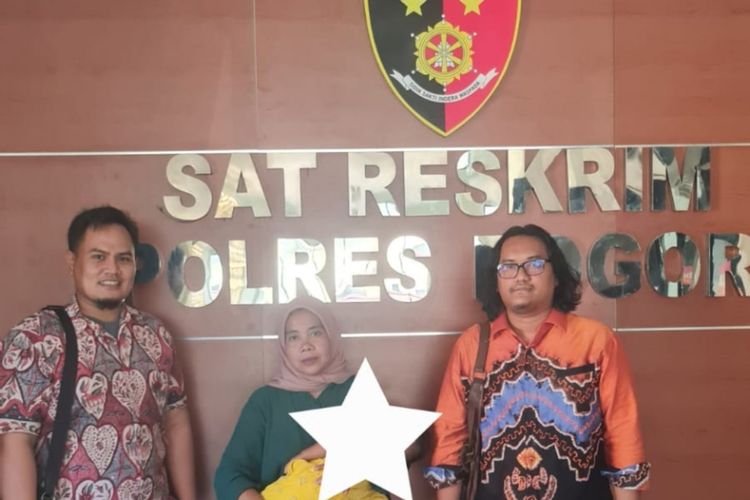 Siti Maulia, ibu yang bayinya tertukar melaporkan pihak rumah sakit ke Polres Bogor, Cibinong, Kabupaten Bogor, Jawa Barat.