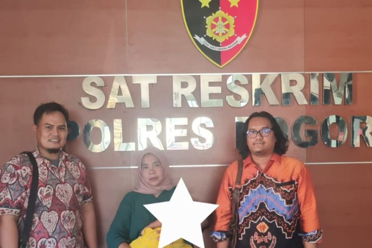 Siti Mauliah, ibu yang bayinya tertukar melaporkan pihak rumah sakit ke Polres Bogor, Cibinong, Kabupaten Bogor, Jawa Barat.