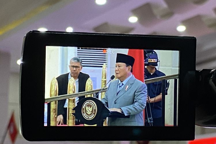 Menteri Pertahanan sekaligus calon presiden nomor urut 2 Prabowo Subianto menghadiri wisuda di Universitas Pertahanan (Unhan) RI, Sentul, Bogor, Jawa Barat, Senin (12/2/2024).