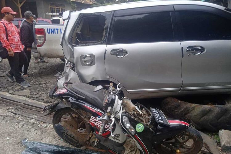 Kecelakaan beruntun terjadi di Jalan Raya Labuan, Kabupaten Pandeglang, Selasa (14/3/2023).