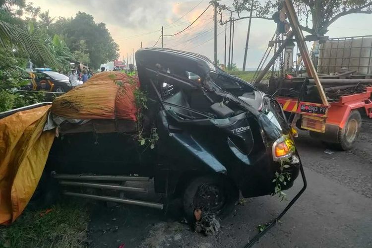 Polisi mengevakuasi mobil pickup Mitshubhisi T120 SS AA 8806 WF yang nyemplung ke parit di kawasan Pedukuhan Sungapan, Kalurahan Wahyuharjo, Kapanewon Lendah, Kabupaten Kulon Progo, Daerah Istimewa Yogyakarta.