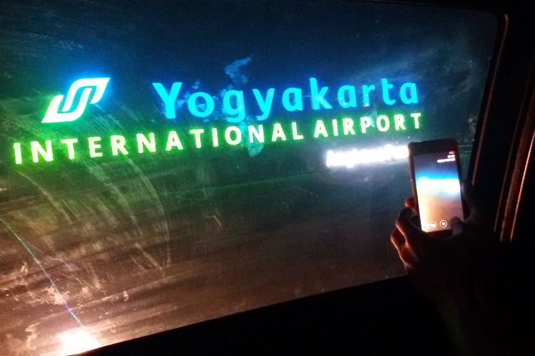 Gerbang depan Yogyakarta International Airport saat malam. 