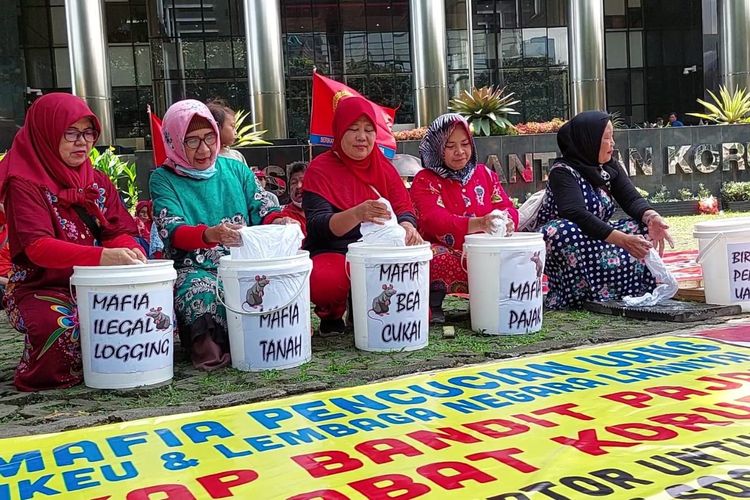 Sejumlah ‘emak-emak’ yang tergabung dalam Serikat Perjuangan Rakyat Indonesia (SPRI) mengkritik gaya hidup foya-foya aparatur sipil negara (ASN) dengan mencuci baju di depan gedung Komisi Pemberantasan Korupsi (KPK), Kamis (16/3/2023).