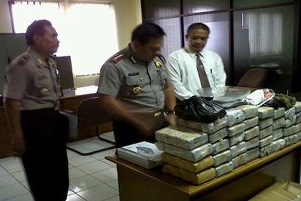 Kepala Polres Metro Jakarta Timur Kombes Saidal Mursalim, Selasa (24/7/2012, menunjukkan 38 kilogram ganja hasil ungkap kasus.