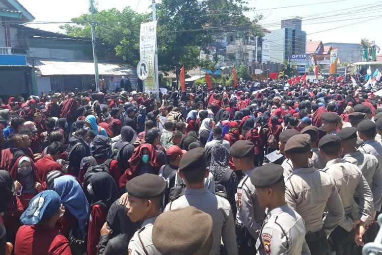 Ribuan mahasiswa berunjuk rasa di Gorontali memprotes UU KPK dan RUU KUHP, Rabu (25/9/2019).