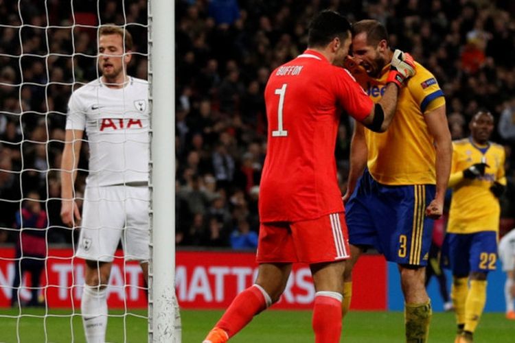 Bek Juventus, Giorgio Chiellini (kanan), merayakan keberhasilan melakukan intersep bersama Gianluigi Buffon dalam laga leg kedua babak 16 besar Liga Champions kontra Tottenham Hotspur di Stadion Wembley, London, Inggris, pada 7 Maret 2018.