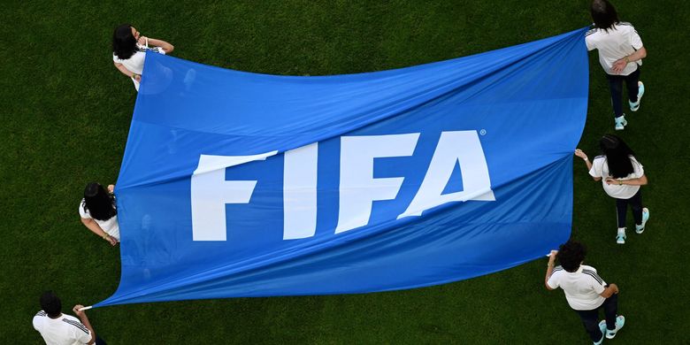 Bendera FIFA ditampilkan di lapangan menjelang dimulainya pertandingan sepak bola Grup F Piala Dunia 2022 antara Belgia vs Maroko di Stadion Al-Thumama di Doha pada 27 November 2022. (Foto oleh Kirill KUDRYAVTSEV / AFP)