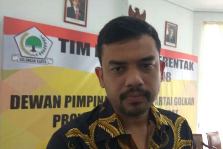 Wakil Sekretaris Jenderal DPP Partai Golkar, Maman Abdurrahman saat memberikan keterangan di kantor DPD Golkar, Jalan Ahmad Yani, Pontianak, Kalimantan Barat (7/10/2017)