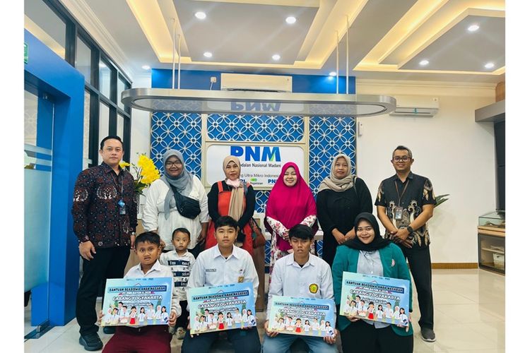 Para anak nasabah yang mendapatkan beasiswa dari PNM.