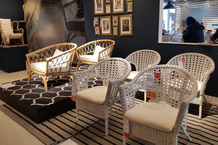 Kursi rotan IKEA yang diproduksi di Indonesia