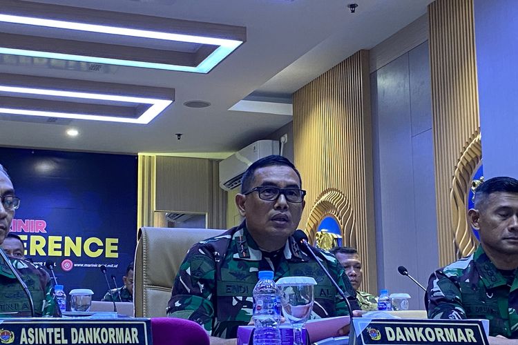 Komandan Korps Marinir (Dankormar) Mayjen (Mar) Endi Supardi saat konferensi pers terkait kematian Lettu Laut Eko Damara (30), personel kesehatan Satuan Tugas (Satgas) Pengamanan Perbatasan (Pamtas) Mobile RI-PNG Batalyon Infanteri 7 Marinir, dari Markas Korps Marinir, Jakarta Pusat, Senin (20/5/2024).