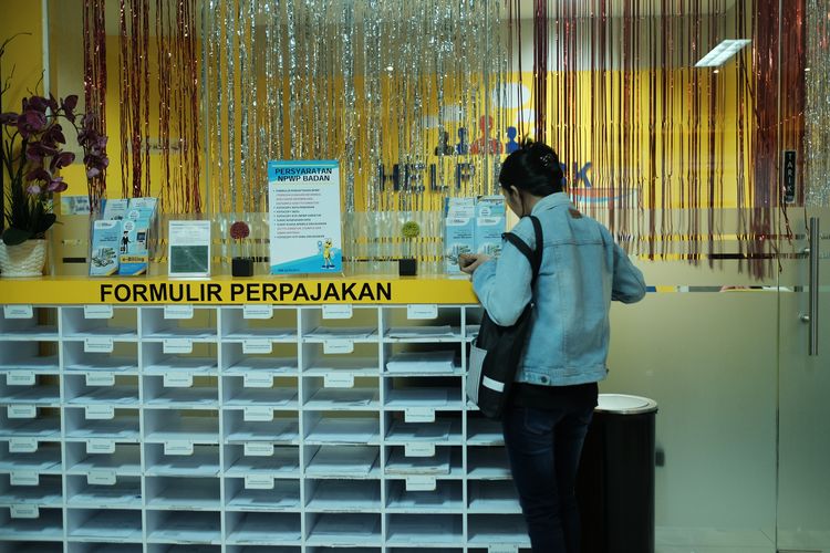 Masyarakat sedang mengisi formulir perpajakan di Kantor Pelayanan Pajak (KPP) Pratama Cirebon Dua, Jawa Barat.