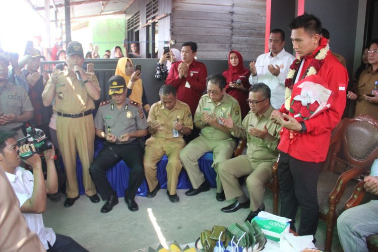 Iqbal Candra Pratama, atlet silat asal Samarinda, Kaltim, berdoa bersama warga dan Pemda setempat sesampainya di kampung halamannya, Selasa (4/9/2018). 