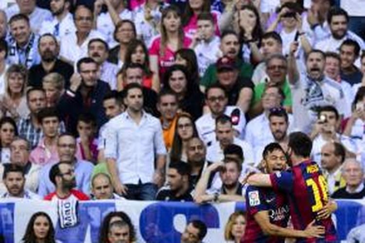 Penyerang Barcelona Neymar (kiri) merayakan bersama Lionel Messi golnya ke gawang Real Madrid, pada pertandingan Primera Division, di Santiago Bernabeu, Sabtu (25/10/2014).