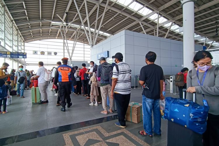 Antrean calon penumpang kereta api lokal dan antarkota di Stasiun Cikarang, Kamis (20/4/2023).