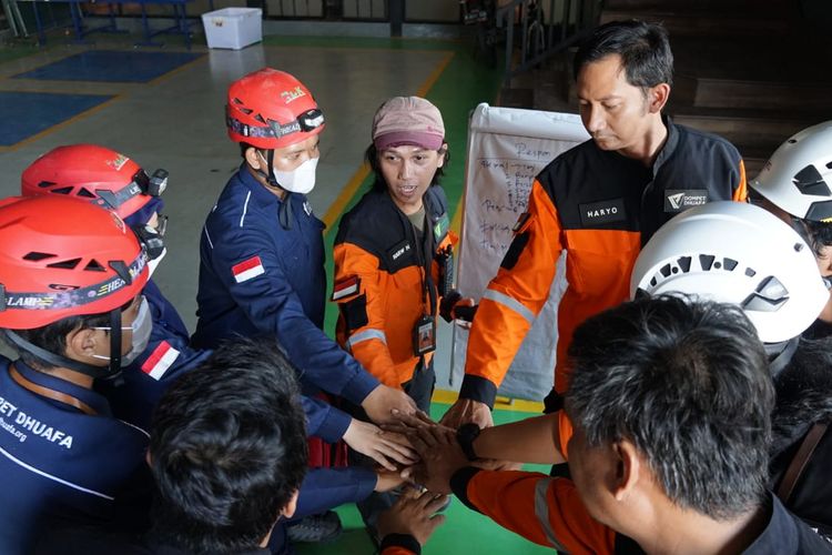 Tim Disaster Management Center (DMC) Dompet Dhuafa bergegas menuju lokasi kejadian gempa bumi berkekuatan 5,6 magnitudo (M) yang mengguncang Cianjur, Senin (21/11/2022), pukul 13.21 WIB.
