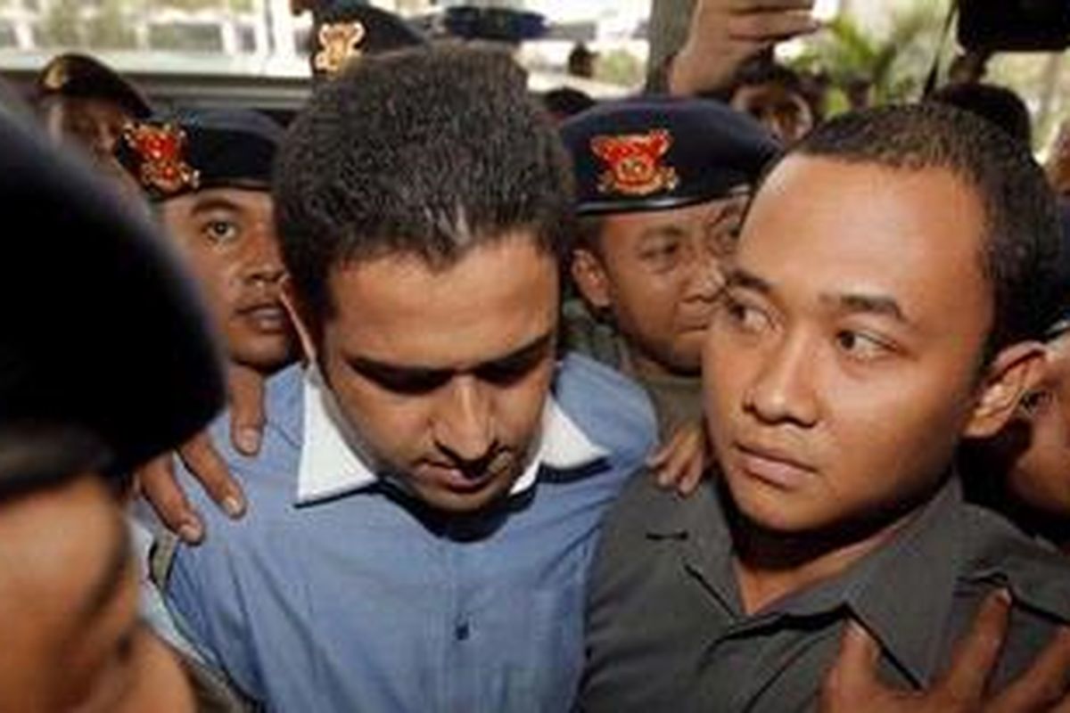 Tersangka kasus dugaan suap pembangunan wisma atlet SEA Games Palembang, M Nazaruddin tiba di kantor Komisi Pemberantasan Korupsi, Jakarta, Kamis (18/8/2011). Mantan bendahara umum Partai Demokrat tersebut akan menjalani pemeriksaan perdana terkait kasus tersebut. 