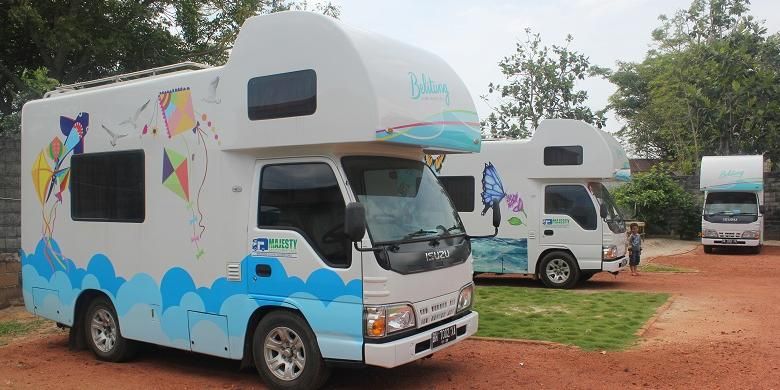 Beberapa motor home diparkir di Bumi Perkemahan Belitung Timur, (23/11/2015). Motor home adalah kendaraan sejenis karavan yang digunakan jadi semacam penginapan berjalan.