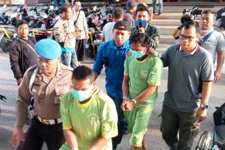 Polisi menggelandang dua pelaku penyekapan dan pemerkosaan seorang gadis ke sel tahanan Mapolres  Cianjur, Jawa Barat, Senin (7/10/2019)