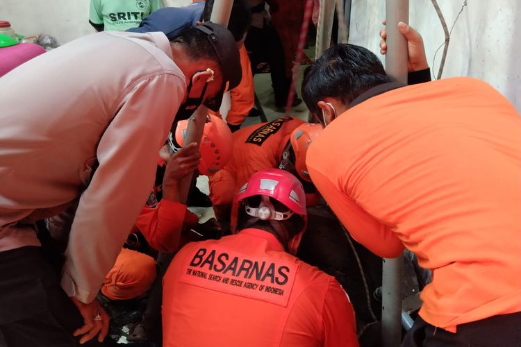 Petugas Pos Pencarian dan Pertolongan Jembrana mengevakuasi korban jatuh ke dalam sumur di Kelurahan Loloan Timur, Kecamatan Jembrana, Kabupaten Jembrana Provinsi Bali.