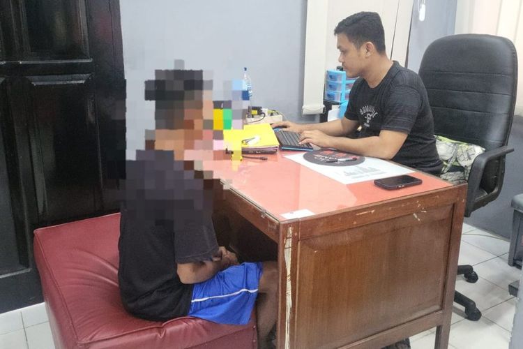 RD (19) remaja asal Kota Gorontalo saat menjalani pemeriksaan polisi di Mapolresta Gorontalo Kota. Ia diduga menyebarkan video yang berisi adegan asusila dengan mantan kekasihnya karena jengkel ditolak berhubungan badan.