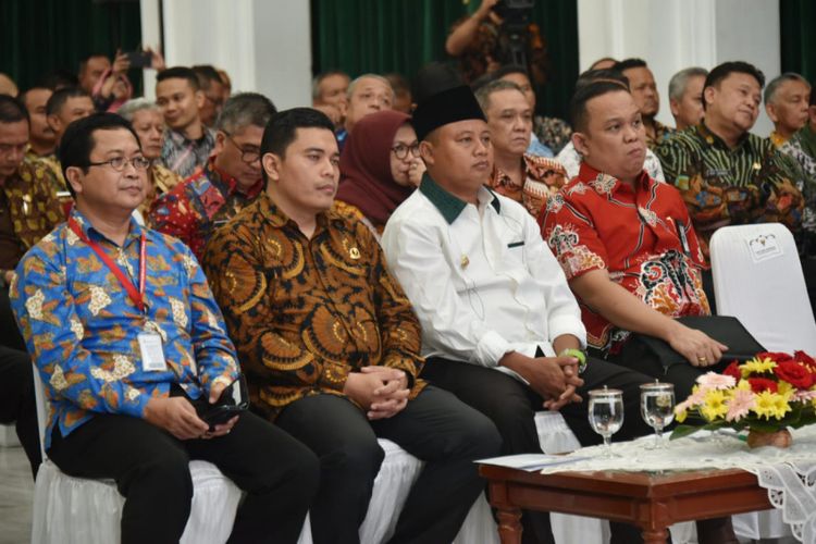 Direktur Pengembangan Kawasan dan Wilayah Badan Perencanaan Pembangunan Nasional (Bappenas) Sumedi Andono Mulyo (kiri) saat hadir dalam acara Forum Konsultasi Publik Pembukaan Rangkaian Musrenbang RKPD 2020 di Gedung Sate, Jalan Diponegoro, Kamis (21/2/2019). 