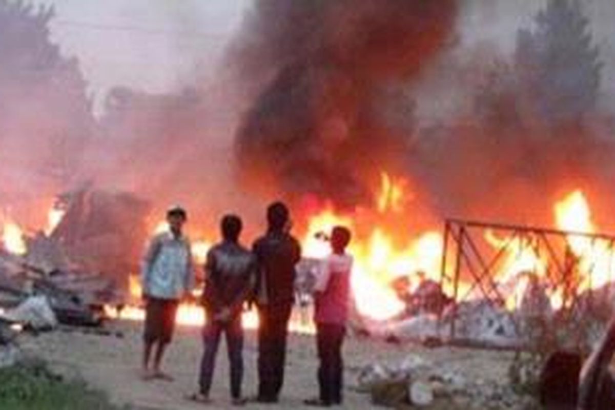 Sebuah foto yang belum terkonfirmasi, disebutkan menggambarkan terbakarnya bangunan di Lembah Baliem, Wamena. Foto disebutkan berasal dari aktifis lokal Papua. 