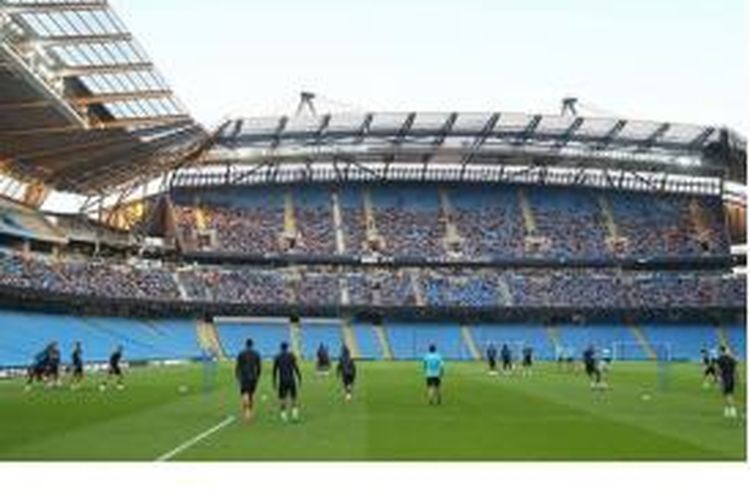 Para penonton menyaksikan latihan Manchester City saat uji coba Etihad Stadium yang baru saja dikembangkan. Uji coba berlangsung sukses dan City mendapatkan sertifikat keselamatan baru untuk stadion berkapasitas 55.000 tempat duduk itu.