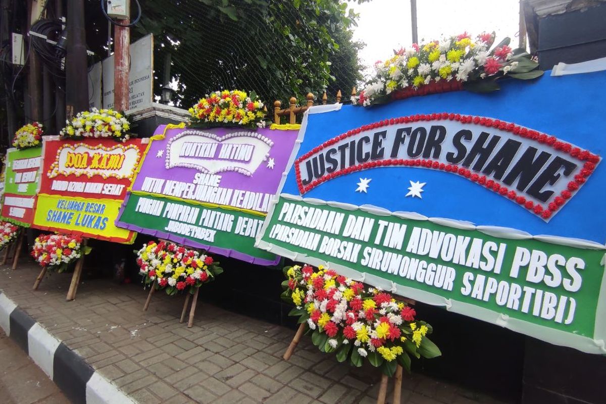 Karangan bunga dukungan untuk Shane Lukas berjejer di depan Pengadilan Negeri Jakarta Selatan, Selasa (6/6/2023). 